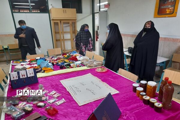 نمایشگاه بانوان کارآفرین در دبیرستان دخترانه عدالت جوادآباد