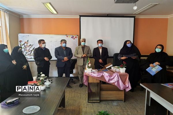 جلسه آموزش خانواده و توانمند سازی اولیا در دبیرستان حضرت زینب (س)