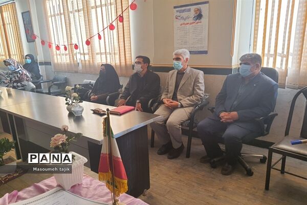 جلسه آموزش خانواده و توانمند سازی اولیا در دبیرستان حضرت زینب (س)
