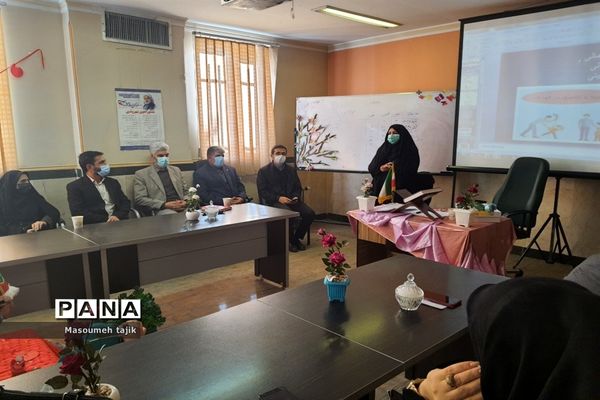 جلسه آموزش خانواده و توانمند سازی اولیا در دبیرستان حضرت زینب (س)