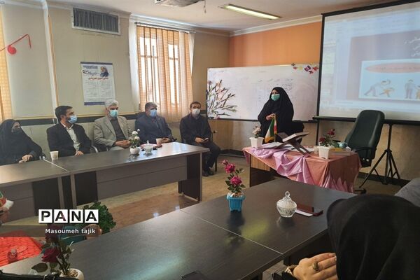 جلسه آموزش خانواده و توانمند سازی اولیا در دبیرستان حضرت زینب (س)