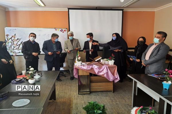 جلسه آموزش خانواده و توانمند سازی اولیا در دبیرستان حضرت زینب (س)