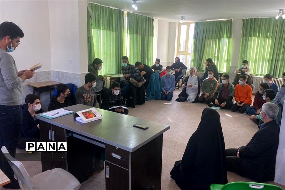 تبیین گام دوم انقلاب در دبیرستان غیر دولتی شهدای موتلفه اسلامی دماوند