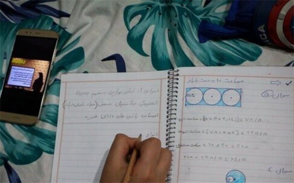 معلم جوان و خیر البرزی در شرایط کرونایی در کنار دانش‌آموزان بی بضاعت