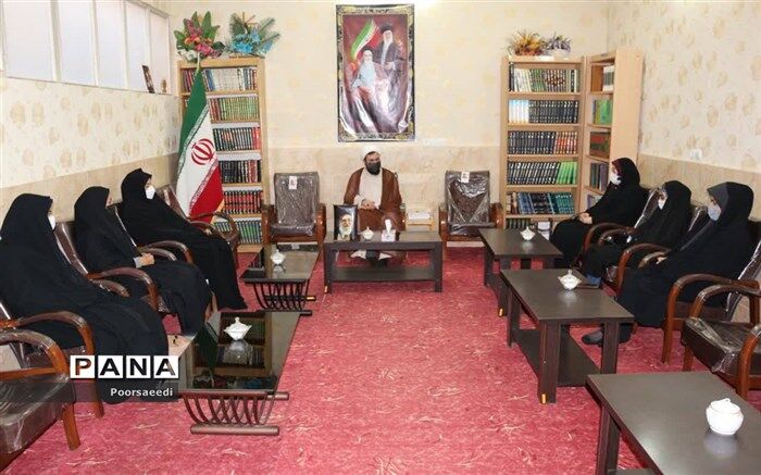 دست اندرکاران سواد‌آموزی فیروزکوه با امام جمعه این شهر دیدار کردند