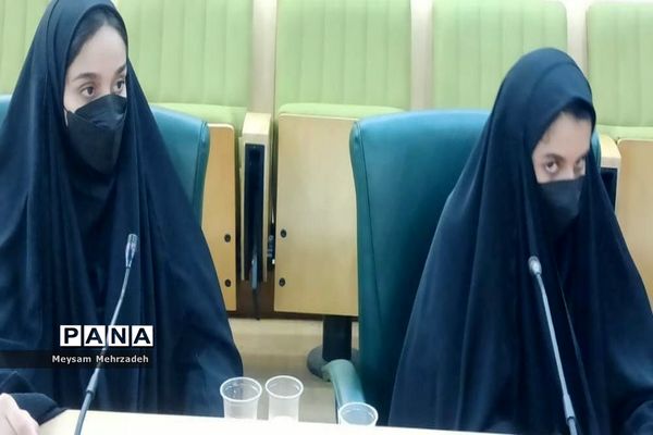 نشست هم‌اندیشی مشاور امور جوانان استاندار بوشهر با نخبگان تشکل‌های دانش‌آموزی