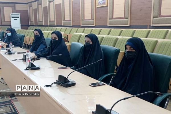 نشست هم‌اندیشی مشاور امور جوانان استاندار بوشهر با نخبگان تشکل‌های دانش‌آموزی