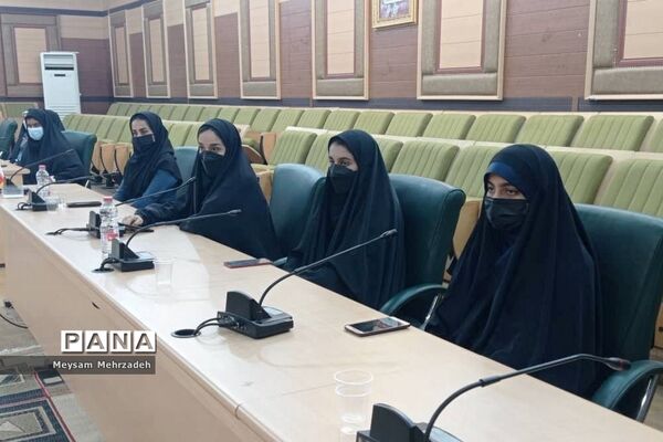 نشست هم‌اندیشی مشاور امور جوانان استاندار بوشهر با نخبگان تشکل‌های دانش‌آموزی