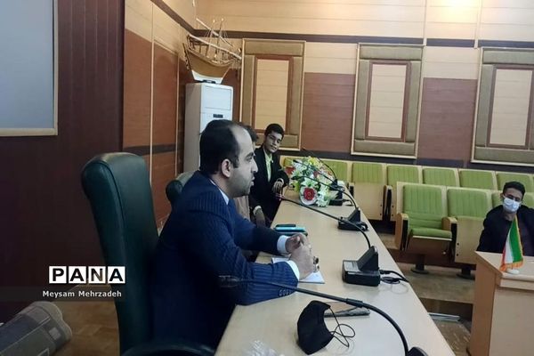 نشست هم‌اندیشی مشاور امور جوانان استاندار بوشهر با نخبگان تشکل‌های دانش‌آموزی