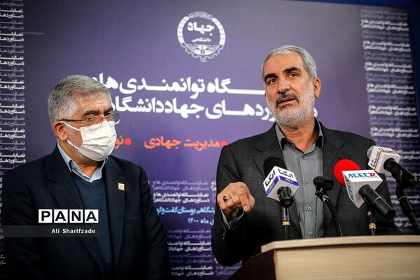 بازدید وزیر آموزش و پرورش از نمایشگاه دستاوردهای جهاد دانشگاهی