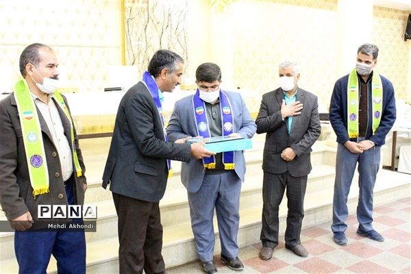 کارگاه آموزشی بازمهندسی و تجلیل از مربیان برتر تشکیلات پیشتازان شهرستان بافق