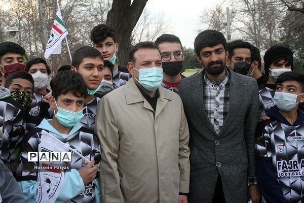 پیاده‌روی خانوادگی از میدان ولی‌عصر تا پاک لاله