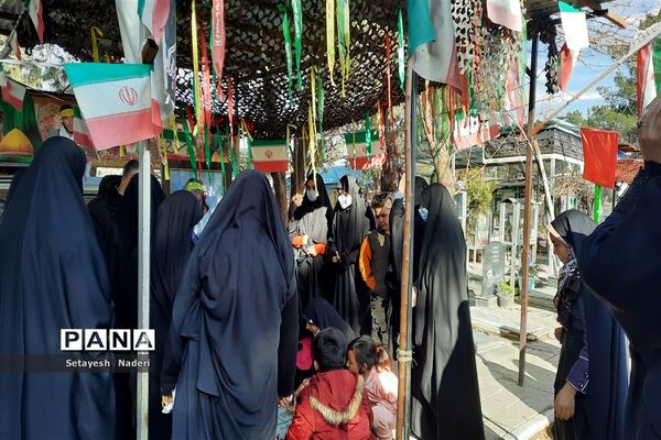 غبارروبی مزار شهدا با حضور دانش‌آموزان بسیجی در قرچک