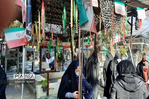 غبارروبی مزار شهدا با حضور دانش‌آموزان بسیجی در قرچک