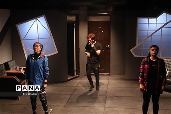اجرای نمایش «و چند داستان دیگر...»