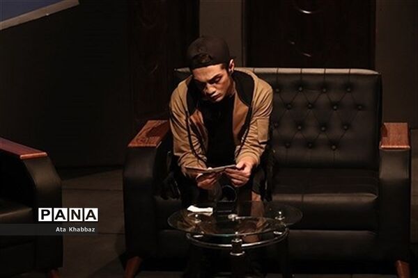 اجرای نمایش «و چند داستان دیگر...»