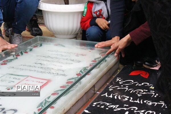 حضور تشکلات دانش‌آموزی در گلزار شهدا کرمان