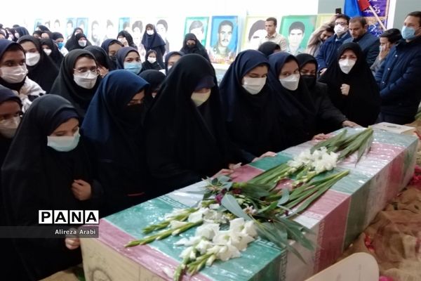 وداع دانش‌آموزان با پیکر شهید گمنام