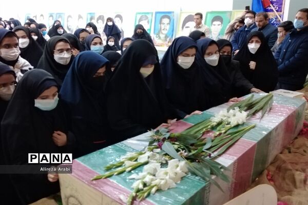 وداع دانش‌آموزان با پیکر شهید گمنام