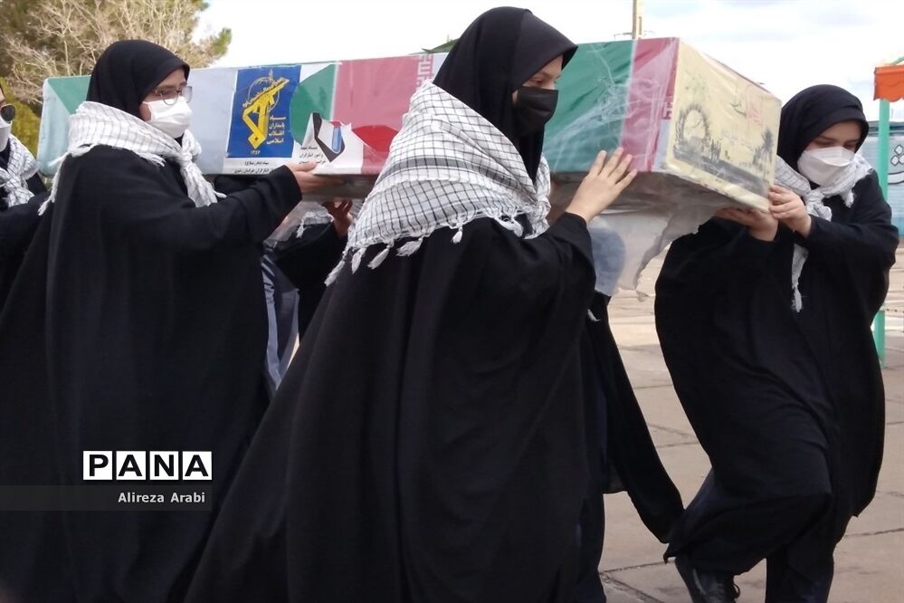 وداع دانش‌آموزان با پیکر شهید گمنام