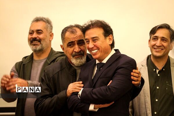 افتتاحیه فیلم دختری با لباس ارغوانی