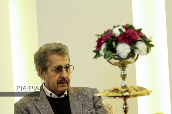 افتتاحیه فیلم دختری با لباس ارغوانی