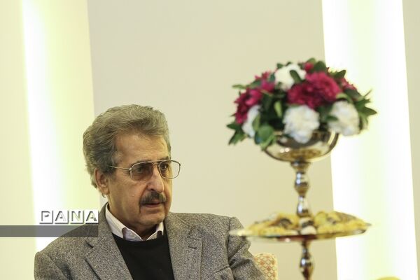 افتتاحیه فیلم دختری با لباس ارغوانی