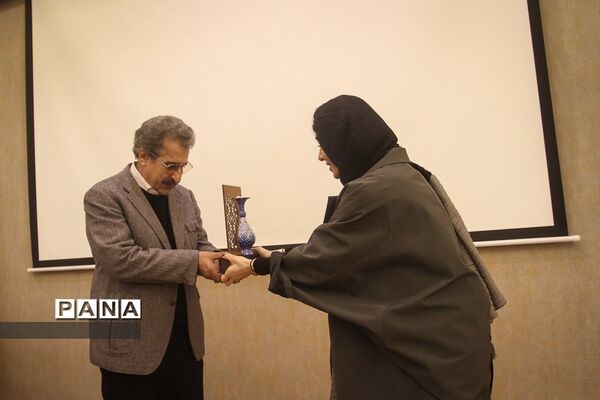 افتتاحیه فیلم دختری با لباس ارغوانی