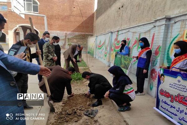کاشتن نهال در روز درختکاری در مدارس حمیدیه