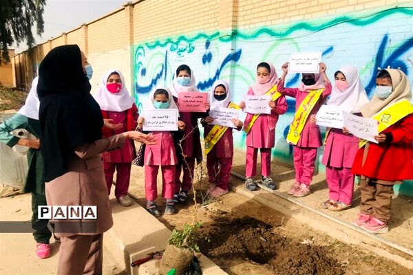 کاشتن نهال در روز درختکاری در مدارس حمیدیه