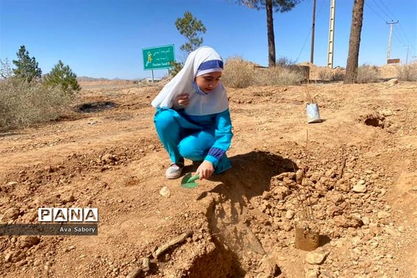 با حضور مسئولان آموزش و پرورش آباده  اجرای پویش ایران سر سبز