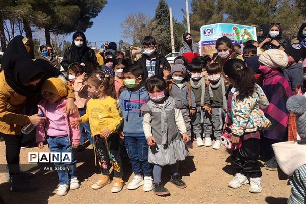 با حضور مسئولان آموزش و پرورش آباده  اجرای پویش ایران سر سبز