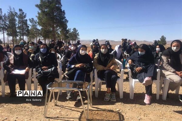 با حضور مسئولان آموزش و پرورش آباده  اجرای پویش ایران سر سبز