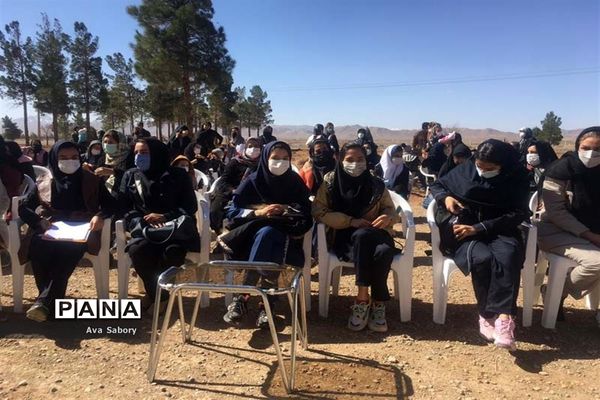 با حضور مسئولان آموزش و پرورش آباده  اجرای پویش ایران سر سبز