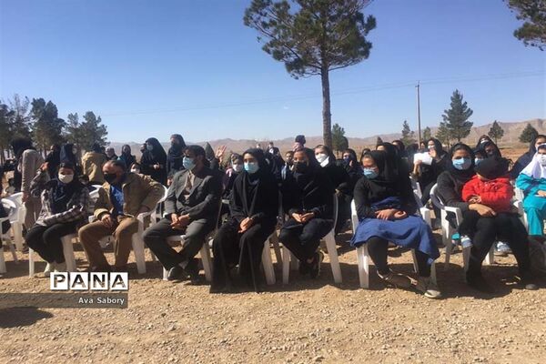 با حضور مسئولان آموزش و پرورش آباده  اجرای پویش ایران سر سبز