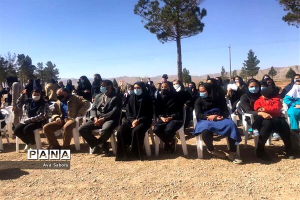 با حضور مسئولان آموزش و پرورش آباده  اجرای پویش ایران سر سبز
