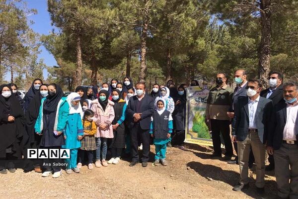با حضور مسئولان آموزش و پرورش آباده  اجرای پویش ایران سر سبز