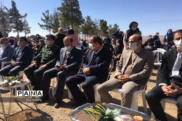 با حضور مسئولان آموزش و پرورش آباده  اجرای پویش ایران سر سبز