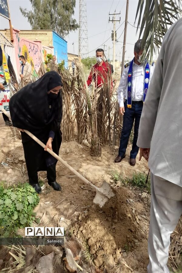 کاشت نهال در مدارس شادگان در روز درختکاری