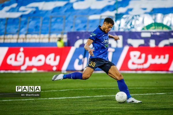 دیدار تیم‌های تیم استقلال و گل‌گهر