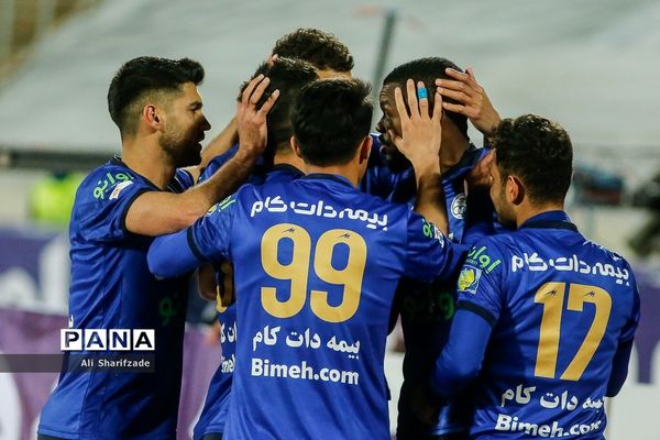 دیدار تیم‌های تیم استقلال و گل‌گهر