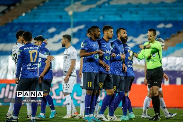 دیدار تیم‌های تیم استقلال و گل‌گهر