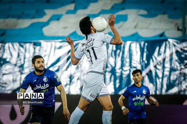 دیدار تیم‌های تیم استقلال و گل‌گهر