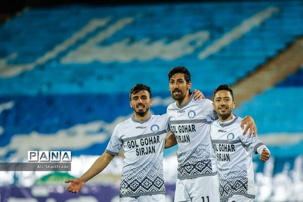 دیدار تیم‌های تیم استقلال و گل‌گهر