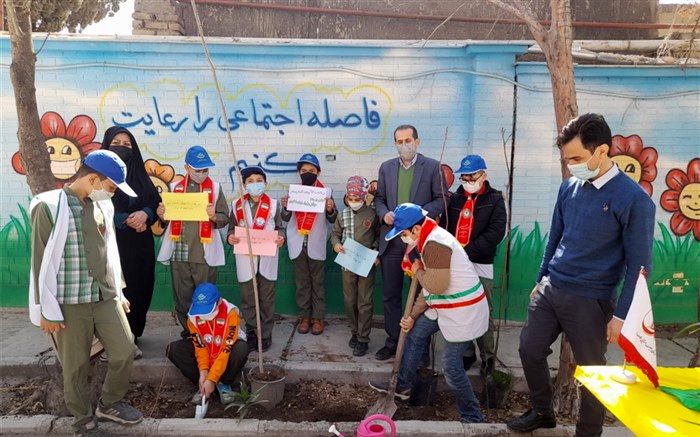 درخت بکاریم و آن را به آیندگان تقدیم کنیم