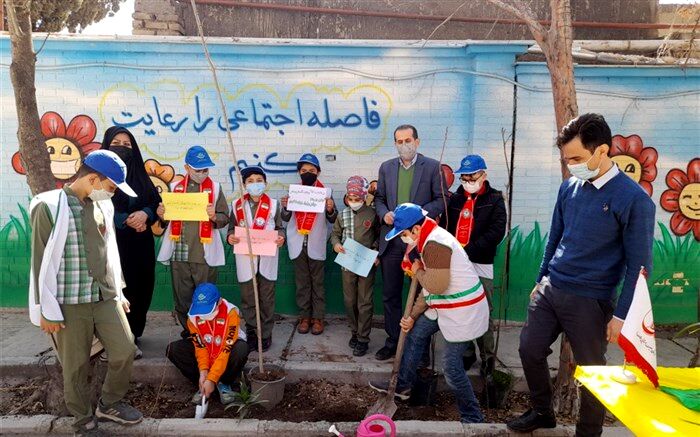 درخت بکاریم و آن را به آیندگان تقدیم کنیم