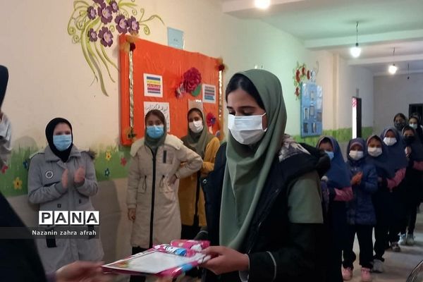 تقدیر از برگزیدگان مسابقات قرآن در سطح منطقه در آموزش و پرورش رودهن‌