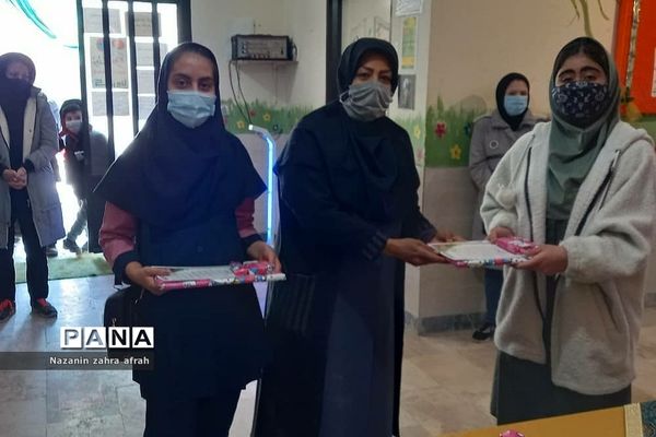 تقدیر از برگزیدگان مسابقات قرآن در سطح منطقه در آموزش و پرورش رودهن‌