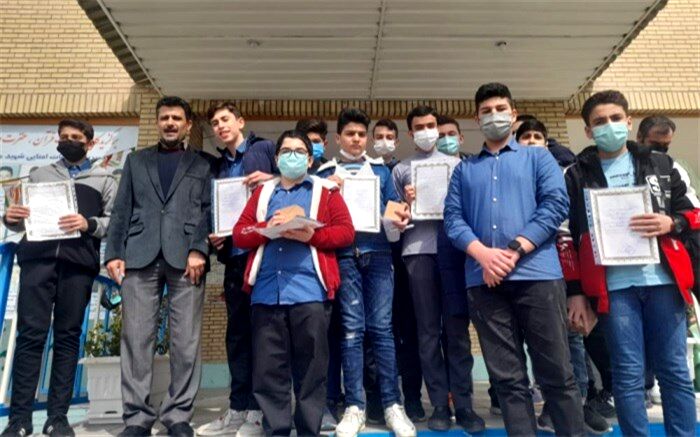 دانش‌آموز شایسته نیمسال اول دبیرستان هیات امنایی شهید میرحبیبی ناحیه 4 کرج معرفی شد