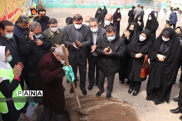 کاشت نهال میوه در روز درختکاری
